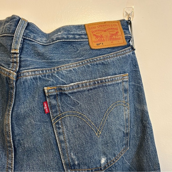 Levi’s • Boyfriend Distressed Jeans - Picture 3 of 7